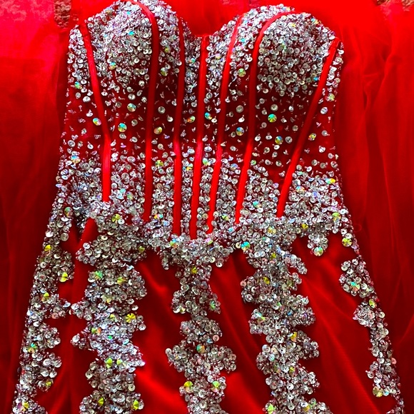 Gorgeous Jovani red dress - Picture 3 of 4